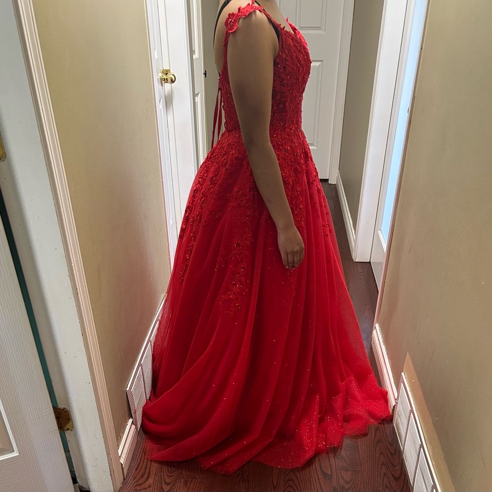 Ellie Wilde Stunning Red Lace Dress - Picture 2 of 6